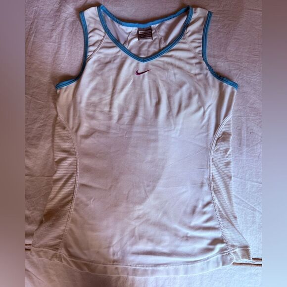 Nike Dri-Fit Woman’s V Neck Sleeveless Tennis Top White/Turquoise Trim. Size XS. - Picture 2 of 4
